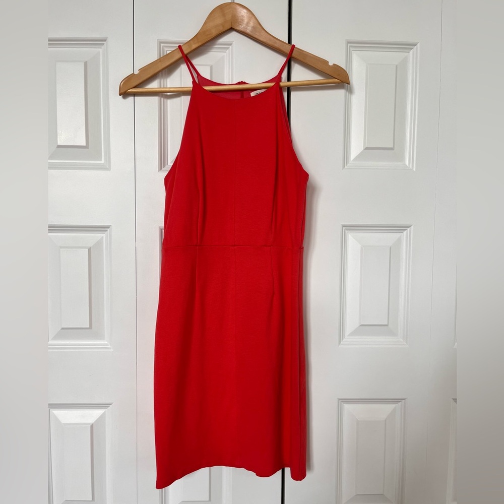 Cute summer dress! Great for a wedding and hugs the body!